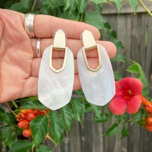 Kendra Scott Kailyn Earrings in Ivory Pearl